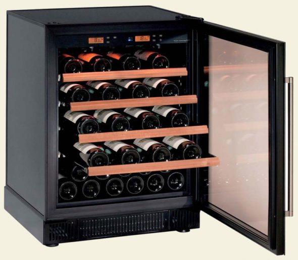 خزانة خاصة للنبيذ ، مما يسمح بتنظيم درجة الحرارة