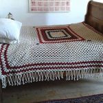 El yapımı antika örme yatak örtüsü