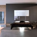 Stylowa, nowoczesna sypialnia z wiszącym łóżkiem