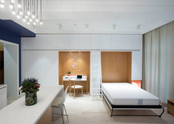Maliwanag maginhawang estilo ng loft para sa isang maliit na apartment