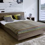 Modern ve rustik tarz unsurları ile rahat yatak odası