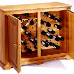 Wooden wine cabinet na may mga pintuan