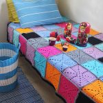 Kötött ágytakaró különböző négyzetek ágyakhoz