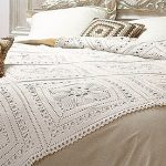 Büyük bir yatak için yastıklı örme battaniye