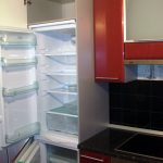 Mataas na cabinet para sa refrigerator sa kulay ng set ng kusina