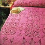 Maliwanag na pink na bedspread