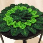 Ażurowa zielona poduszka na krzesło