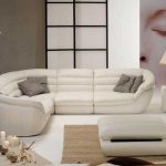 White sofa para sa relaxation area