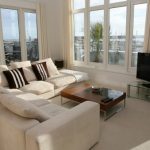 Beige sofa para sa maluwag na living room na may open terrace