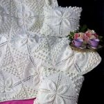 Cvijeće i češeri - glavni ukras za mliječni karirani pokrivač