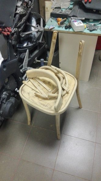 Demontaż części krzesła
