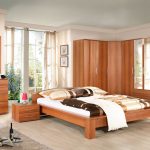 Zestaw drewnianych sypialni z szafą narożną
