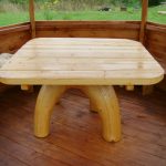 Drewniany stół jest istotnym atrybutem altany