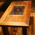 Drewniany stół z kutą kratą w środku