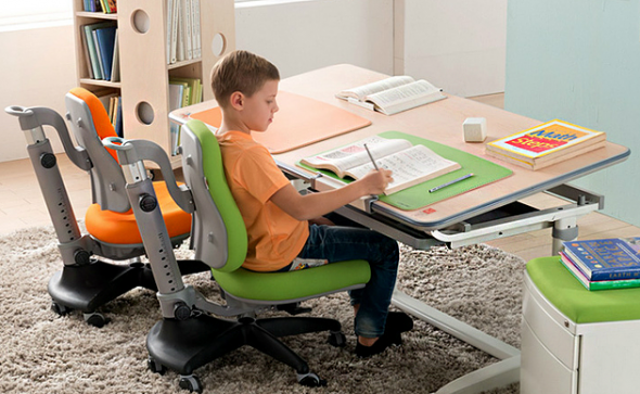 Meja mentransformasi kanak-kanak untuk dua kanak-kanak