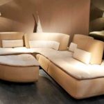 Sofa sa ottoman ng hindi pangkaraniwang hugis