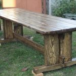 Długi pojemny drewniany stół