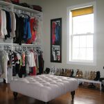 Raflı ve askılı giyinme odası