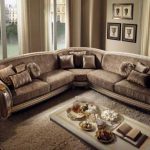 Living room na may sofa na sulok sa isang klasikong estilo