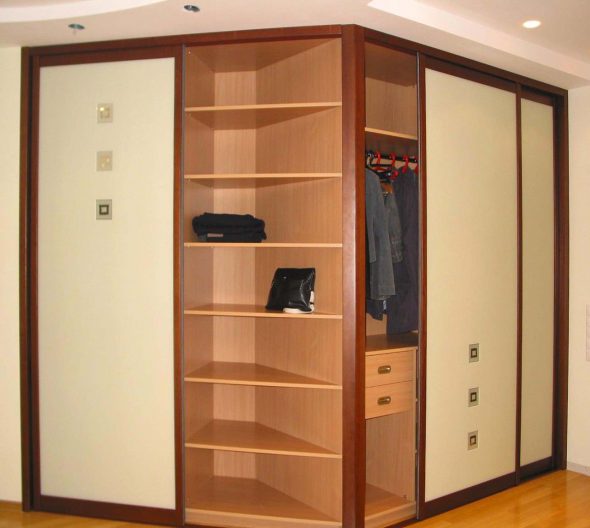 Practical corner cabinet