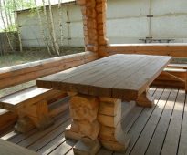 Silný a spolehlivý dřevěný stůl
