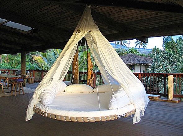 Round canopy bed