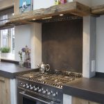Rustic style kitchen sa modernong estilo