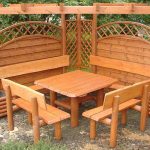 Kwadratowy stół z ławkami