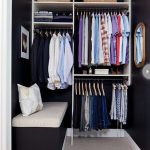 Linear walk-in closet na may soft ottoman