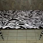 Neobičan dizajn stola u crno-bijeloj boji