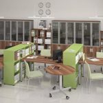 Kontorsmöbler med hyllor och rörliga bord