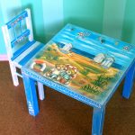 Maalattu lasten pöytä, jossa on decoupage-pöytä