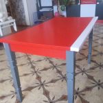 Malowany stół z drewna
