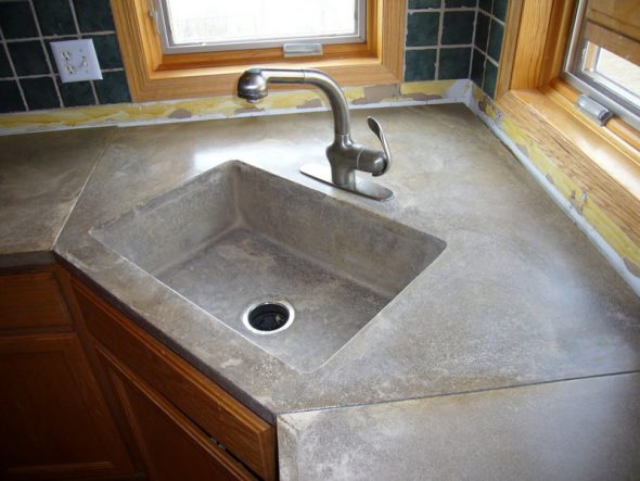 Kitchen arrangement with concrete