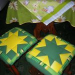 Poduszki Gwiazdki na stołkach kuchennych