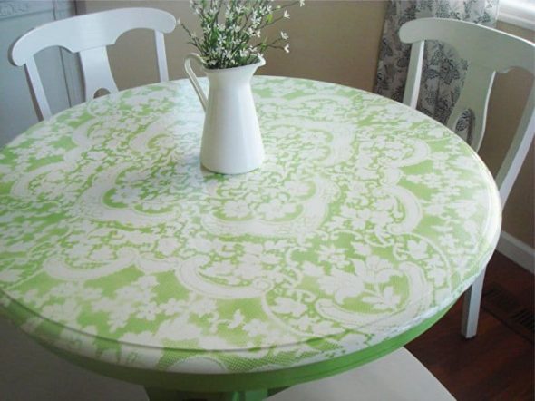 Malowanie stołu przez tiul