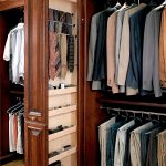 Zarządzane przechowywanie akcesoriów męskich w garderobie