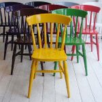 Eleganckie wiedeńskie krzesła w różnych kolorach