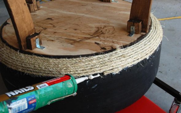  The tire is pasted over with rope using hot glue.