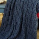 Плетене на синьо одеяло