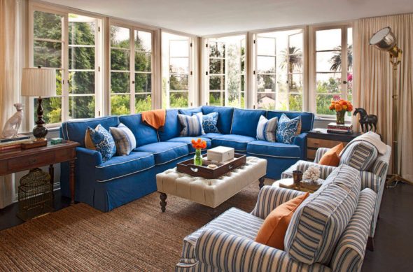Niebieska narożna sofa