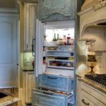 Provence tarzı mutfakta yaşlı mobilya