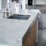Ang modernong kitchen countertop na gawa sa kongkreto