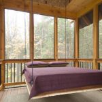 Stiklinė veranda su pakabinta lova