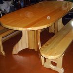 Tavoli e panche in legno con le loro mani