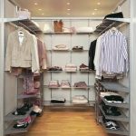 Comfortabele plaatsing van kleding en schoenen in de kleedkamer