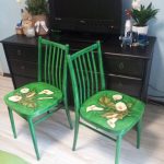 Zöld székek a restaurálás után a jelen alatt