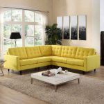 Żółta narożna sofa przy oknie