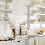 Balta virtuvė su atviromis lentynomis