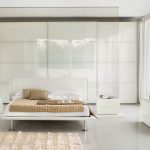 White bedroom na may palamuti sa mga kulay ng buhangin